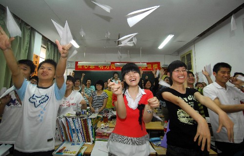 6月2日,学生们在放飞纸飞机放松心情。随着高考的临近,杭州新理想高复学校开设以小游戏、健身操等为内容的减压课,以便让考生们拥有一个轻松、快乐的心态应对高考。新华社记者 徐昱 摄