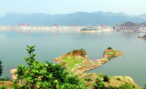 6月10日拍摄的三峡大坝。长江汛期临近,三峡水库持续降低水位以腾库迎汛。6月10日8时,三峡坝前水位降至144.77米,三峡工程开始进入今年的汛限水位运行。新华社发(郑家裕 摄)