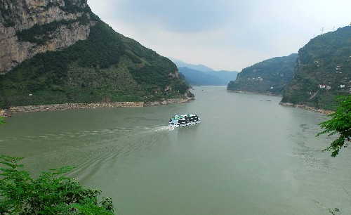 6月10日,一艘豪华客轮在长江西陵峡段行驶,山体上三峡水库水位下降前的水位线清晰可见。长江汛期临近,三峡水库持续降低水位以腾库迎汛。6月10日8时,三峡坝前水位降至144.77米,三峡工程开始进入今年的汛限水位运行。 新华社发(郑家裕 摄)