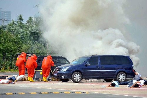 6月11日,身穿防化服的侦检人员在发生化学“爆炸”的北京朝阳公园沙滩排球场外进行“侦检”。为积极应对北京奥运会恐怖威胁,我国从当日开始在北京举行“长城5号”国家处置奥运会期间恐怖袭击事件检验性演习。此次系列演习分别为处置化学爆炸袭击、劫持运动员班车等,是“体现全过程、涉及全方位、操作全仿真”的实兵实装演习。将在一周内完成的此次演习有公安、武警、军队、卫生、环保、气象、交通等多个部门协同参与。新华社记者 罗晓光 摄
