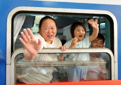 6月11日,康复的伤员们登上返乡的火车,挥手与前来送行的人告别。新华社记者 程敏 摄