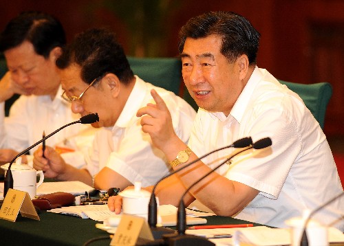 9月2日,全国政协在政协礼堂召开专题协商会,按照中央关于全面贯彻落实科学发展观的要求,围绕“统筹城乡发展,促进形成城乡经济社会发展一体化新格局”问题建言献策。中共中央政治局常委、全国政协主席贾庆林出席并讲话。这是中共中央政治局委员、国务院副总理回良玉到会听取意见并讲话。新华社记者 高洁 摄