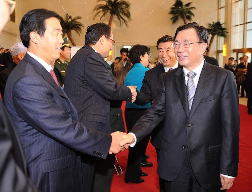 9月23日,出席宁夏回族自治区成立50周年庆祝活动的中共中央政治局常委、中央纪委书记、中央代表团团长贺国强在银川接见宁夏回族自治区党政军负责同志并合影。新华社记者 高洁 摄