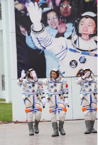9月25日,神舟七号航天员出征仪式于17时30分许在酒泉卫星发射中心航天员公寓问天阁举行。新华社记者 李刚 摄