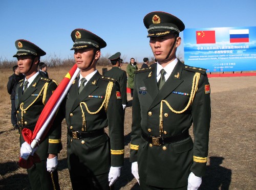 10月14日,中国边防战士在中俄界桩揭幕仪式上准备升旗。新华社记者 钱彤 摄