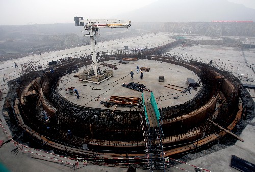 这是在建的方家山核电工程核岛区(11月1日摄)。位于浙江海盐的方家山核电工程是中国首座核电站——秦山核电站的扩建工程,规划建设两台百万千瓦级压水堆核电机组。目前,方家山核电工程建设进展顺利。新华社发