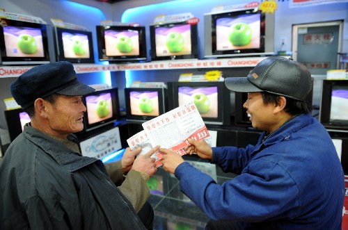 1月11日,在临沂打工的曲阜凌城镇农民姚广金(右)、姚中名,在临沂金鹰商场了解家电下乡推出的彩电价格。山东省临沂市把家电下乡作为推动内需、发展经济的惠民利农举措。截至目前,临沂市家电下乡补贴资金兑付已经达到1450万元,惠及近10万农户,有效改善了农民生活质量,拉动了农村消费。新华社记者 范长国 摄