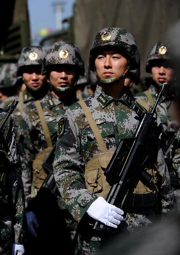 民兵预备役官兵在太原市军警民联合武装巡逻誓师大会上(9月9日摄)。 9月9日,山西省太原市举行军警民联合武装巡逻誓师大会,正式开展军警民联合武装巡逻,严打、严控、严查各类违法犯罪活动,为建国60周年大庆创造更加稳定的政治环境、平安和谐的治安环境和安全有序的公共环境。 新华社记者燕雁摄