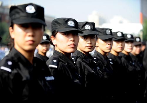 太原市特警支队的女警在军警民联合武装巡逻誓师大会上(9月9日摄)。 9月9日,山西省太原市举行军警民联合武装巡逻誓师大会,正式开展军警民联合武装巡逻,严打、严控、严查各类违法犯罪活动,为建国60周年大庆创造更加稳定的政治环境、平安和谐的治安环境和安全有序的公共环境。 新华社记者燕雁摄