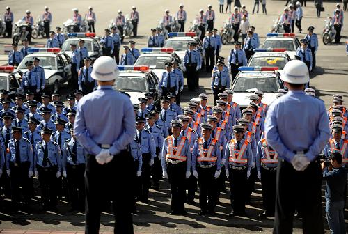 太原市军警民联合武装巡逻誓师大会现场(9月9日摄)。 9月9日,山西省太原市举行军警民联合武装巡逻誓师大会,正式开展军警民联合武装巡逻,严打、严控、严查各类违法犯罪活动,为建国60周年大庆创造更加稳定的政治环境、平安和谐的治安环境和安全有序的公共环境。 新华社记者燕雁摄