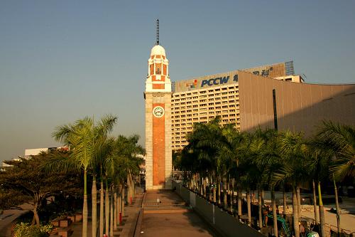 这是尖沙咀钟楼。尖沙咀钟楼,位于香港文化中心前的广场上,于1915年建成,是九广铁路旧尖沙咀火车站的一部分,已被列为香港法定古迹。这座钟楼,见证了香港的历史,也记录着香港发展的脉搏。新华社记者 薛永兴 摄