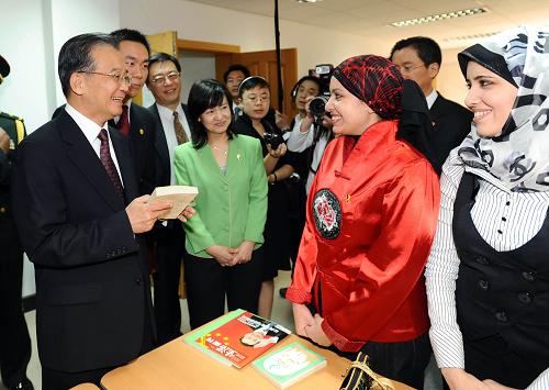 温家宝视察开罗中国文化中心 11月7日,国务院总理温家宝在开罗视察开罗中国文化中心。这是在文化中心图书馆内,温家宝与埃及学生亲切交谈。 新华社记者李涛摄