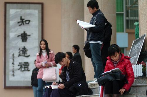1月16日,在南宁市第十四中学考点,考生在抓紧最后的时间复习。当日,广西2010年考试录用公务员公共科目笔试举行。新华社记者 李斌 摄