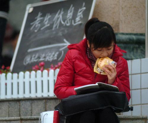 1月16日,在南宁市第十四中学考点,考生在抓紧最后的时间复习。当日,广西2010年考试录用公务员公共科目笔试举行。新华社记者 李斌 摄