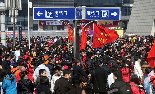 2月18日,旅客在武昌火车站站前广场等待进站。 当日是中国农历正月初五,武昌火车站迎来节后客流返程高峰,预计当日发送旅客将超过7万人。 新华社记者 郝同前 摄