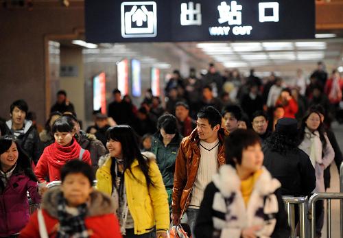 2月18日,旅客们在南京火车站出站。 当日,南京火车站迎来大批探亲返程旅客,迎来节后春运客流高峰。 新华社记者孙参摄