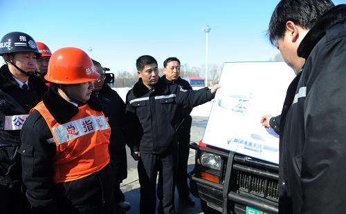 3月24日,工作人员在演练中制定残损航空器搬移方案。新华社记者 颜秉光 摄