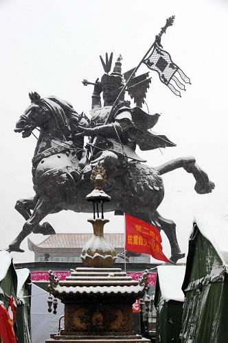 雪中的玉树地震灾区结古镇格萨尔王广场(4月22日摄)。新华社记者 侯德强 摄