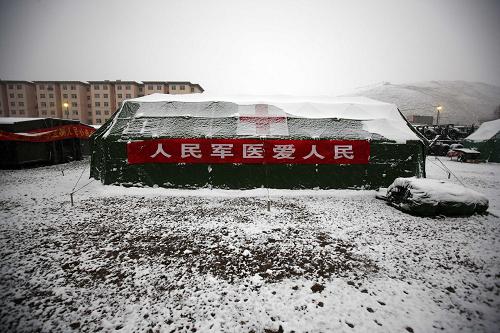 被雪覆盖的玉树藏族自治州体育场受灾群众安置点(4月22日摄)。新华社记者 费茂华 摄