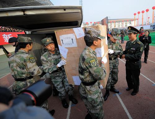 12月23日,封存的摇号设备被护送进摇号现场。新华社记者 李桥桥 摄