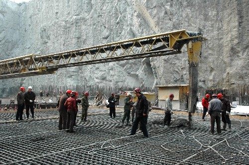 葛洲坝集团公司职工在三峡工程升船机底板部位浇筑混凝土(摄于2月14日)。 新华社记者 杜华举 摄