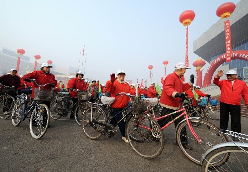 3月9日,太原市老年骑协的志愿者出发宣传生态环保知识。 新华社记者 燕雁 摄
