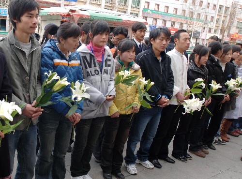 3月21日,位于拉萨市北京中路的“以纯”服装店门口,自发地来了很多各族群众。他们在废墟上摆放鲜花,点着蜡烛,默默地祈祷,祈祷在这里被夺去生命的5位花季女子的灵魂能够安详。3月14日,不法分子放火焚烧了“以纯”服装店,次仁卓嘎、杨东梅、陈佳、何欣欣和刘燕等5名服务员未能从火海逃生。 3月14日,拉萨发生不法分子打砸抢烧事件,18名无辜群众的生命被夺走,382名群众的人身受到伤害,几百家店铺被砸、被烧。生活在拉萨的人们经历了这场惨剧后,愤怒地控诉这场发生在拉萨城里、公然践踏人类文明的暴行。 新华社记者 普布扎西 摄