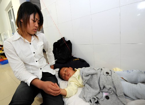 这是阜阳市第二人民医院临时病区的患儿和家长(4月30日摄)。 新华社记者 陈晔华 摄
