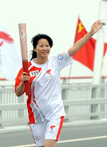 奥运圣火在南通传递 5月25日,火炬手、乒乓球奥运冠军李菊在苏通大桥上进行传递。当日,北京奥运会圣火在江苏南通传递。 新华社记者孙参摄