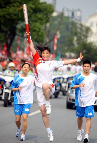 5月25日,火炬手刘蕴清在进行传递。当日,北京奥运会圣火在江苏苏州传递。 新华社记者邢广利摄