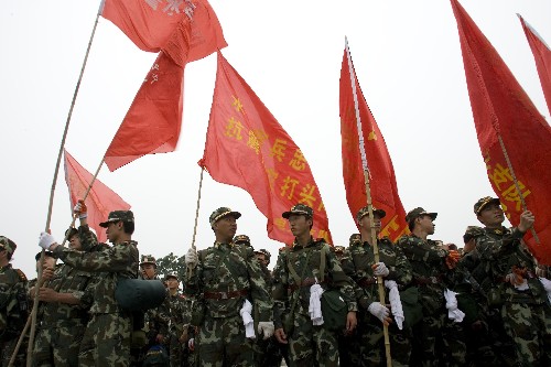 5月25日,武警水电部队官兵在绵阳机场的营地集合。 当日,约150名武警水电部队官兵从绵阳机场出发前往北川地区,准备徒步前往唐家山堰塞湖大坝。 新华社记者朱炜摄
