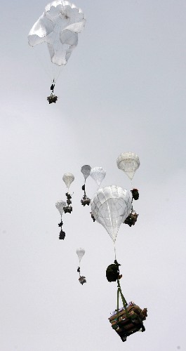 空中生命通道 5月24日,空降兵驻豫某部向青川县的乡镇空投救援物资。 目前,四川青川县个别乡镇难以通行,空中救援物资成为这些乡镇的主要补给通道。 新华社发(陈晓东 摄)