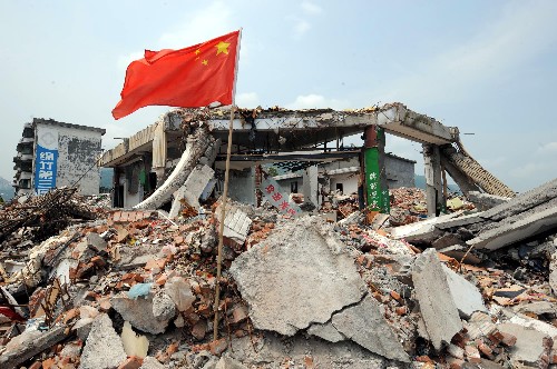 6月11日,在绵竹市重灾区汉旺镇一处废墟上,鲜艳的五星红旗格外醒目。 新华社记者 张国俊 摄
