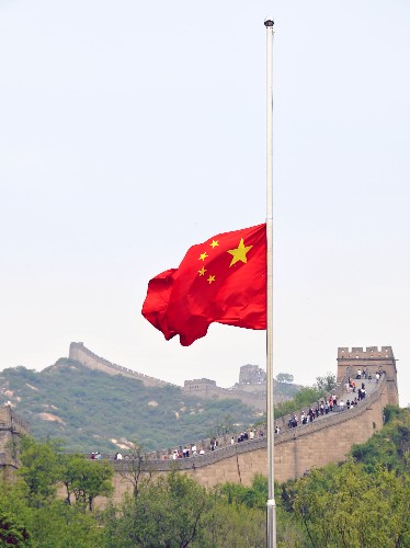 6月11日,在绵竹市重灾区汉旺镇一处废墟上,鲜艳的五星红旗格外醒目。 新华社记者 张国俊 摄