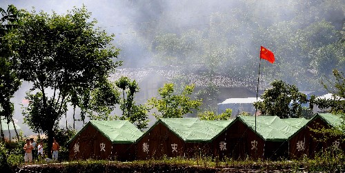 6月3日,在地震灾区四川省青川县最北部的姚渡镇,受灾群众帐篷安置点,五星红旗高高飘扬。 新华社记者 陶明 摄