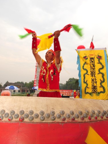 7月3日,演员在表演“秦汉战鼓”为圣火传递活动助兴。当日,北京奥运会圣火在陕西咸阳传递。 新华社记者 刘力航 摄