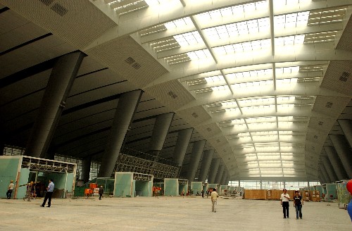 这是建设中的新北京南站高架层中央候车厅(7月4日摄)。历时两年多建设的、有“亚洲第一站”之称的新北京南站改扩建工程进入工程收尾阶段,8月1日正式开通运营。新北京南站建成后,将容纳包括京沪高铁、京津城际列车在内的24条到发线,在规模上大大超过北京站和北京西站。作为京津城际轨道交通的起点站,新南站东端衔接京津城际轨道交通和北京站,西端衔接京沪高速铁路、北京动车段与京沪普速铁路,将成为集普速铁路、高速铁路、市郊铁路、城市轨道交通与公交、出租等市政交通设施于一体的大型综合交通枢纽站。 新华社记者 赵宇思 摄