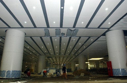 建设中的新北京南站地下一层换乘大厅,旅客可在此换乘地铁(7月4日摄)。 新华社记者 赵宇思 摄