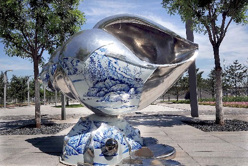 安放在奥林匹克森林公园中心区的雕塑作品《回声》(7月6日摄)
