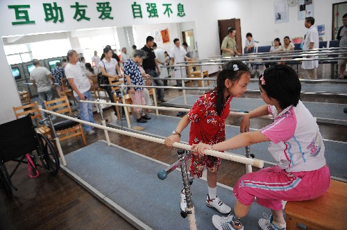 来自汉旺的杨芹(右二)与张诗悦(右一)在康复训练间隙聊天(7月15日摄)。 新华社记者 江宏景 摄
