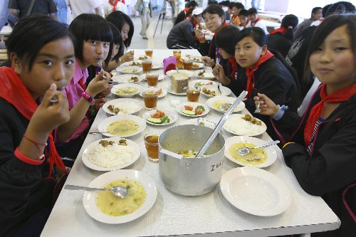 7月17日,在俄罗斯符拉迪沃斯托克市,灾区中小学生在享用她们抵达俄罗斯后的第一顿美餐。当日,赴俄罗斯疗养的364名四川地震灾区中小学生从北京、成都两地抵达俄罗斯符拉迪沃斯托克市,其中91名在北京首都机场乘坐国航包机的学生首批到达。疗养团的所有成员将入住符拉迪沃斯托克市的“海洋”全俄儿童中心,开始为期20天的疗养。 新华社记者郑悦摄