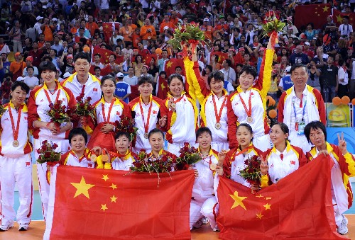 9月14日,中国队在领奖台上合影。当日,在北京2008年残奥会女子坐式排球决赛中,中国队以3比0战胜美国队,夺得冠军。 新华社记者 杨宗友 摄