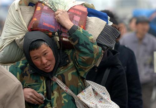 1月6日,乘客在西安火车站候车室内等车。当日,西安铁路局提前五天启动春运工作。预计春节前发送旅客287万人,春节后发送旅客463万人,春运客流整体将呈现节前集中、节后平缓的特点。据了解,按照铁道部统一部署,2009年春运自1月11日开始至2月19日结束。 新华社记者 丁海涛 摄