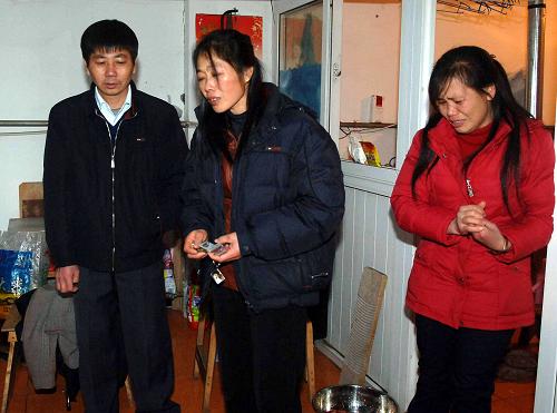 1月6日,黄某的亲友十分悲痛。当日,北京市卫生局发布通报称,北京市确诊一例人感染高致病性禽流感病例,经全力抢救无效死亡。 新华社记者 公磊 摄