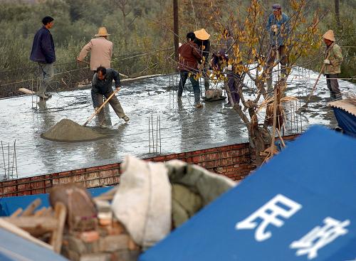 在甘肃省陇南市武都区桔柑乡贺家坪村一灾后重建施工现场,当地农民正在盖新房(2008年11月27日摄)。2009年春节之前,贺家坪村118户448名群众都将入住新房温暖过年。 新华社记者 郭刚 摄