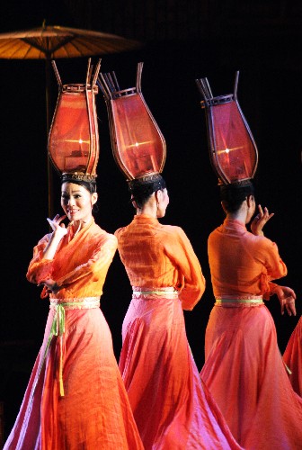 11月25日,香港舞蹈团演员在南京演出大型舞蹈诗《清明上河图》。北宋画家张择端所绘的《清明上河图》描绘的是北宋时期的民生百态。由香港舞蹈团表演的大型舞蹈诗《清明上河图》,利用优美的音乐和肢体语言把一幅幅画面生动地展现在观众眼前,给人耳目一新的艺术享受。 新华社发(季汉东 摄)