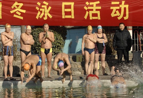 1月1日,冬泳爱好者跳入水中。当天是“全国冬泳日”,石家庄市冬泳协会组织200多名冬泳爱好者在石家庄市平安公园举行了冬泳庆新年活动,引导广大群众积极参与全民健身活动之中。 新华社记者杨世尧摄