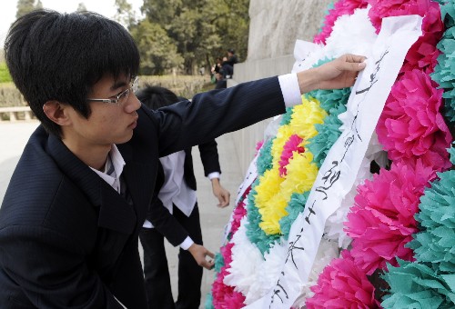 4月4日,一位济南市民来到革命烈士陵园向革命烈士敬献花圈。 当日是清明节,全国各地群众纷纷举行祭奠活动,缅怀革命先烈。 新华社记者 朱峥 摄