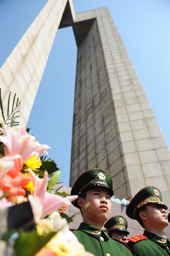 4月4日,吉林省公安边防总队教导大队战士参加在长春市南湖公园举行的万人公祭大会。 当日是清明节,全国各地群众纷纷举行祭奠活动,缅怀革命先烈。 新华社记者 徐家军摄