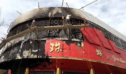 拉萨“3·14”事件中受损商铺正在维修(摄于4月18日)。在拉萨“3·14”事件中,许多商铺和民房被不同程度损毁,为帮助居民和商户恢复正常生活和经营,经自治区人民政府批准,政府将对拉萨“3·14”事件中受损民房、商铺修复按照建筑结构、受损程度分类给予定额补助。 据介绍,民房、商铺受损程度将分为需要重建、需要修复和轻微受损3类,由拉萨市人民政府组织专门机构确认。补助资金由西藏自治区财政承担60%,拉萨市财政承担40%。 新华社记者 李文摄